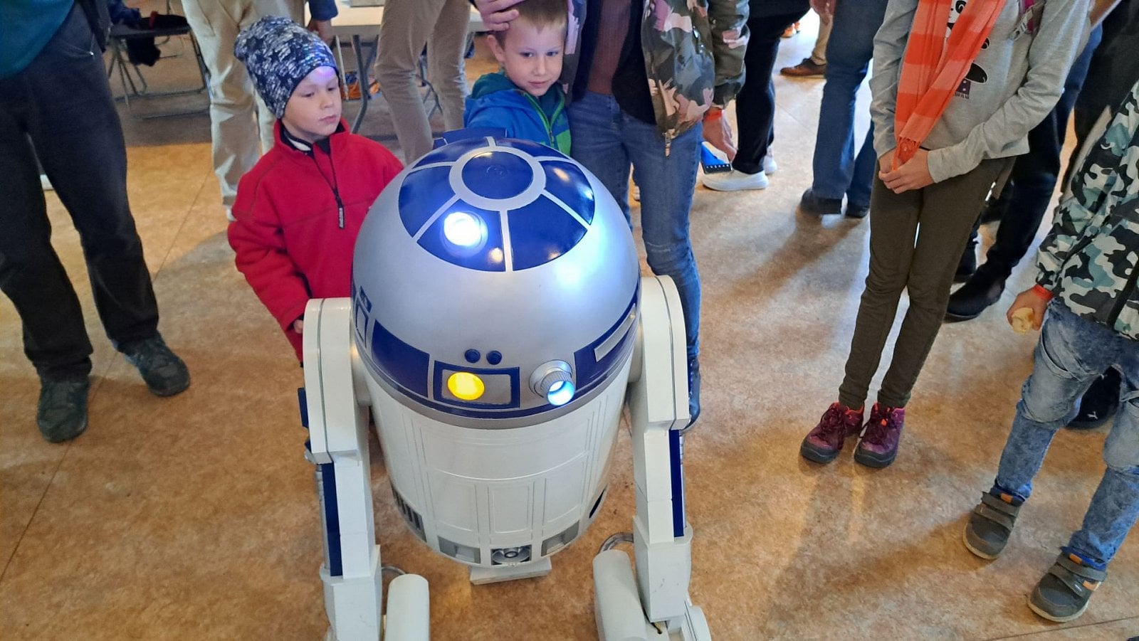 R2-D2 lákal malé návštěvníky do sekce věnované vesmíru.