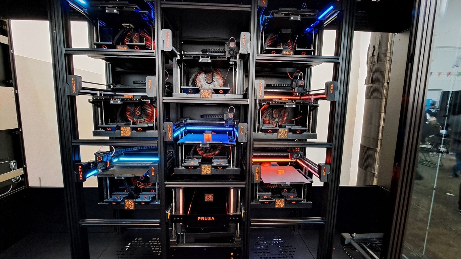 Tisková farma Original Prusa Pro Automated Farm System (AFS) je postavená na nových tiskárnách CoreXY 3D s automatickým sklízením a vydáváním hotových produktů. Sestava devíti tiskáren má za plného provozu o trochu vyšší spotřebu než rychlovarná konvice.