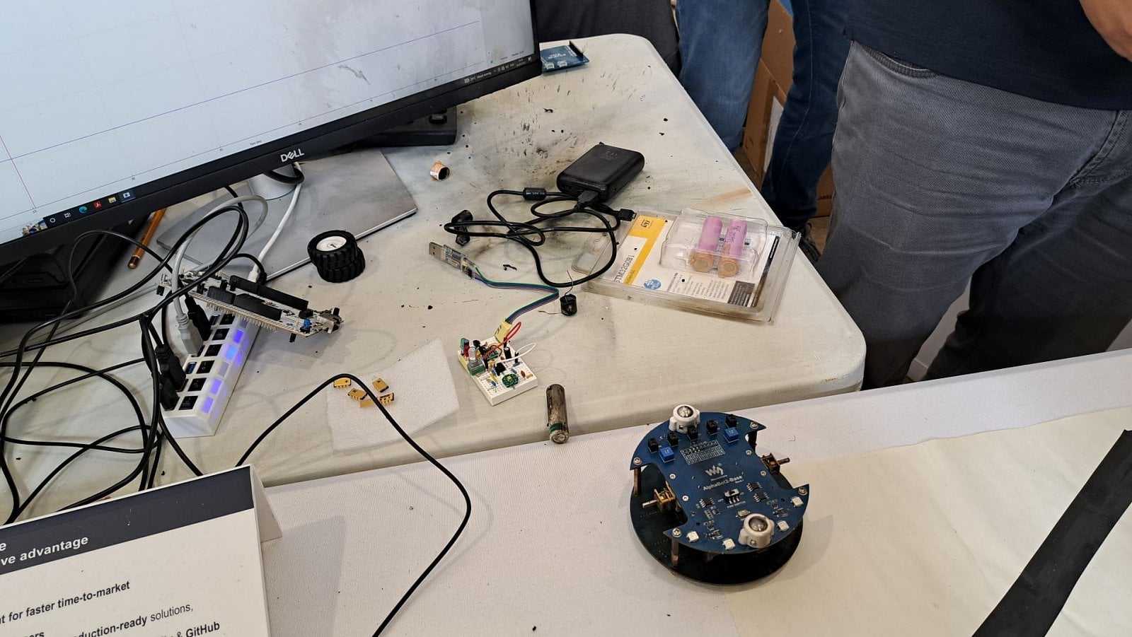 Ne všechno šlo na Maker Faire zcela podle plánu. Záblesk, ohlušující rána a spousta dýmu dávaly tušit, že akumulátor v tomto zařízení to má za sebou.