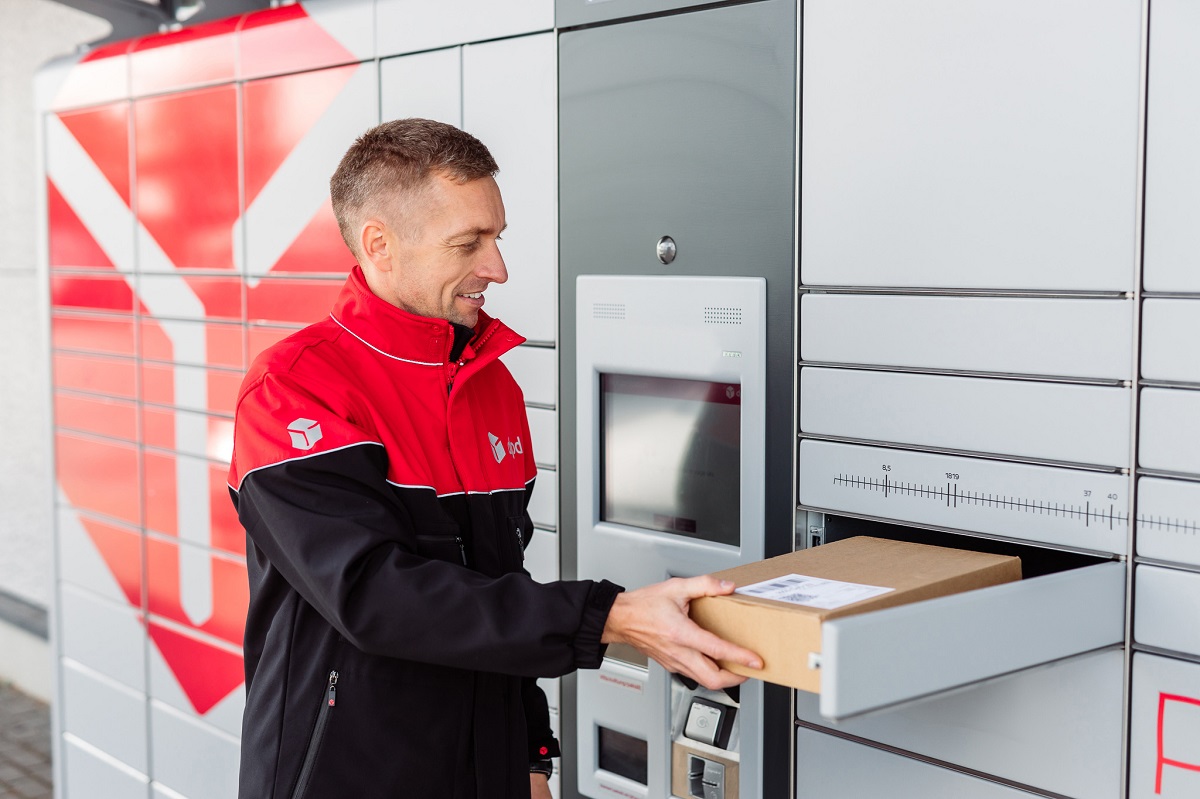 Samoobslužný výdejní DPD box.