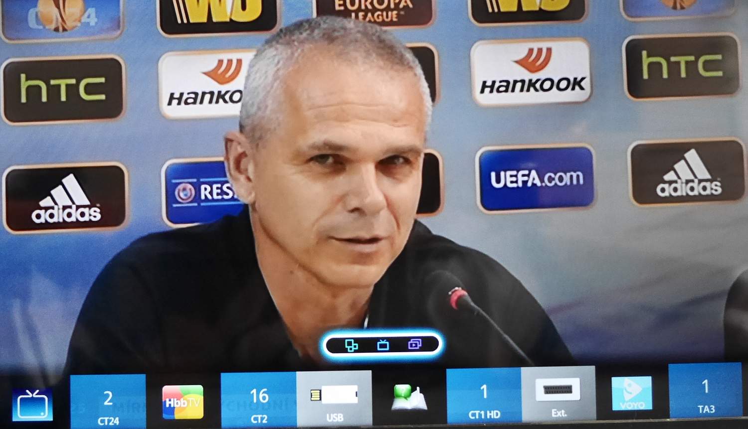 Vstup do chytré části se snažil Samsung ulehčit, ale moc se mu to nepovedlo. Po zmáčknutí „diamantového“ tlačítka jako první vidíte pouze úzkou lištu ve spodní části na které se ukazují vaše nejpoužívanější volby. Bohužel jakmile na ni sjedete, televizor začne vždy od začátku (zleva) a vaši poslední volbu si nepamatuje. Problémem také je, že pokud hodláte pokračovat na „plnou obrazovku“, její vyvolání nějakou chvíli trvá. Ani tady si televizor nepamatuje poslední volbu.