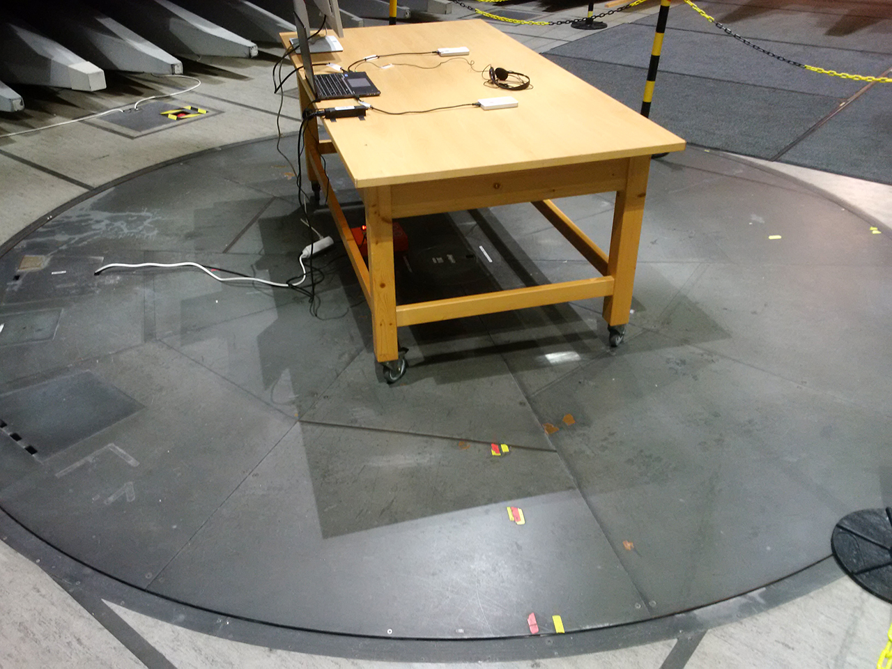 Laboratoř na testování elektromagnetického záření. Otočné místo, kam se pokládají měřené výrobky.