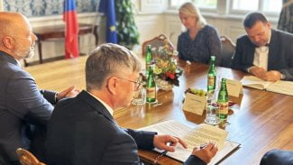Generální ředitel České televize Hynek Chudárek a ministr kultury Martin Baxa při podpisu memoranda o veřejné službě (30. 9. 2025)
