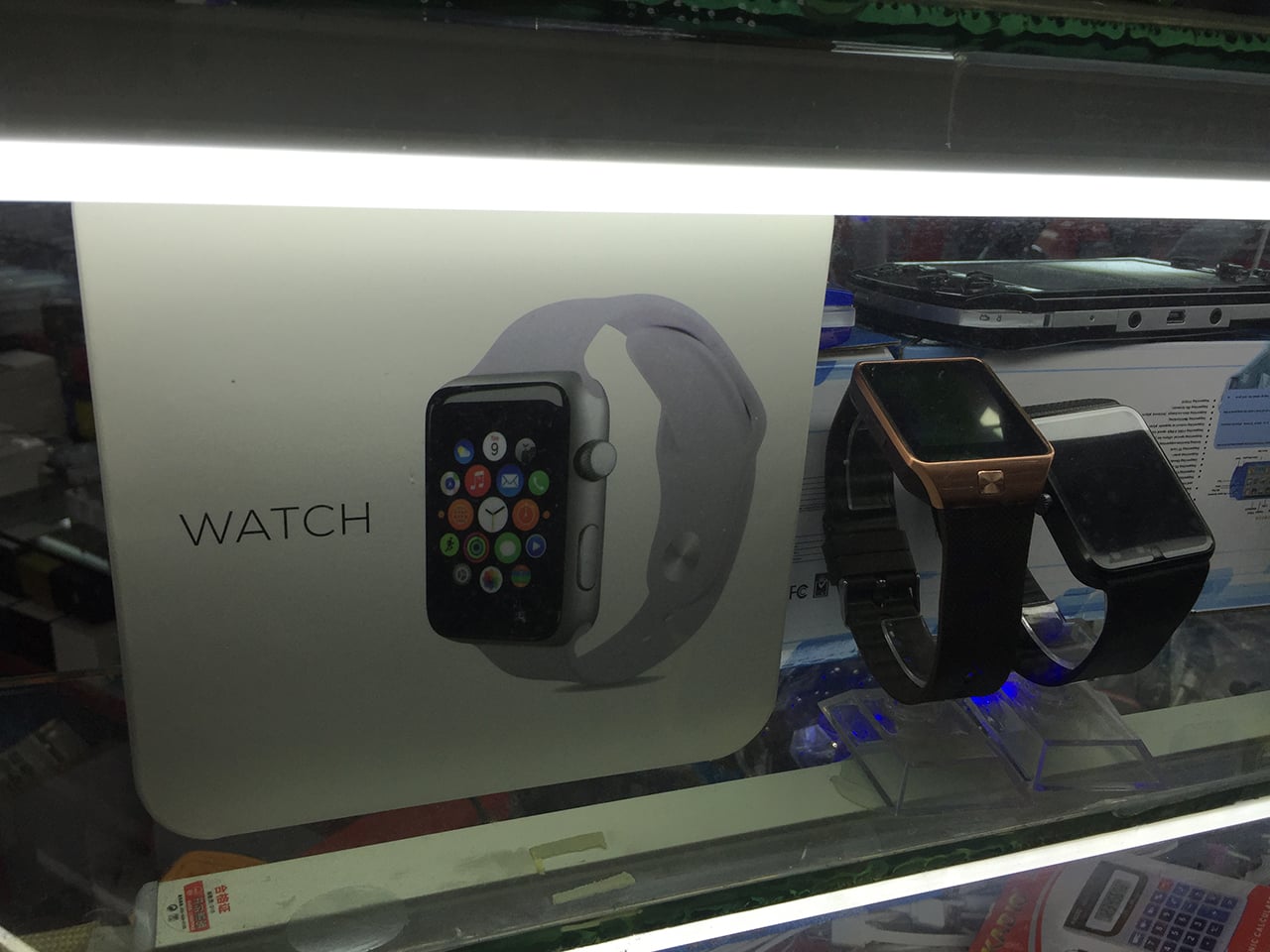 Klonů Apple Watch a dalších chytrých hodinek je k nalezení několik druhů.