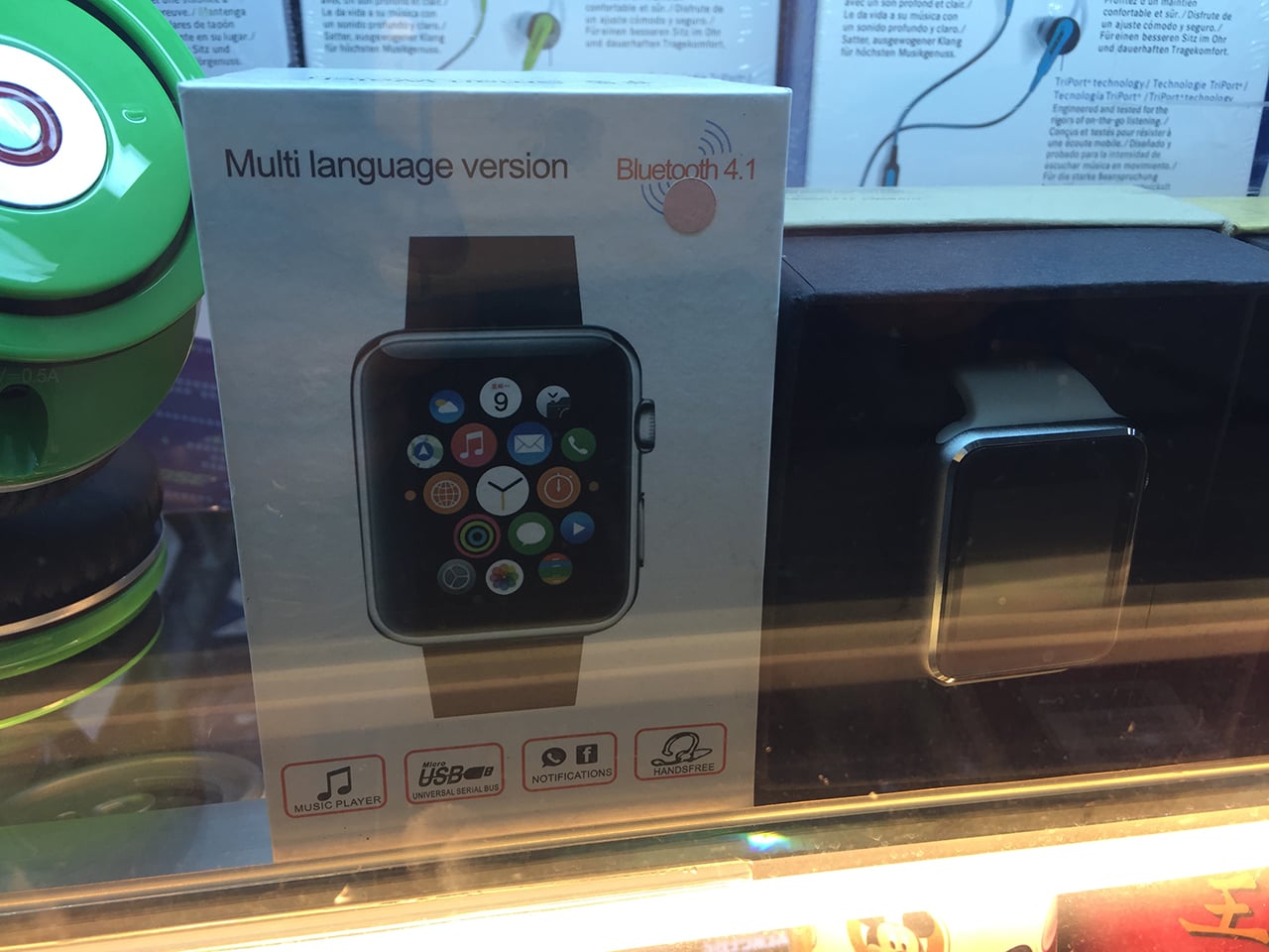 Klonů Apple Watch a dalších chytrých hodinek je k nalezení několik druhů.