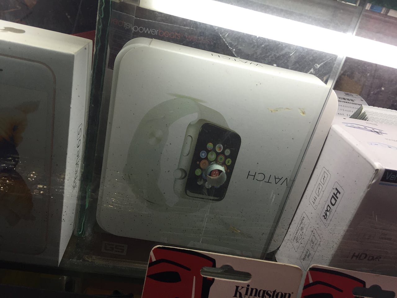 Klonů Apple Watch a dalších chytrých hodinek je k nalezení několik druhů.