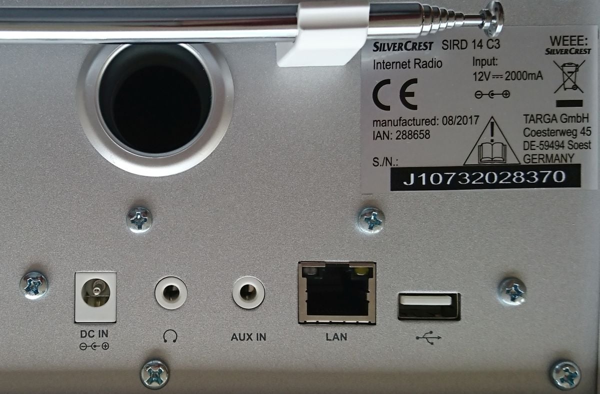 Jediné co chybí, je digitální audio výstup. Všechna rozhraní jsou na zadní straně.