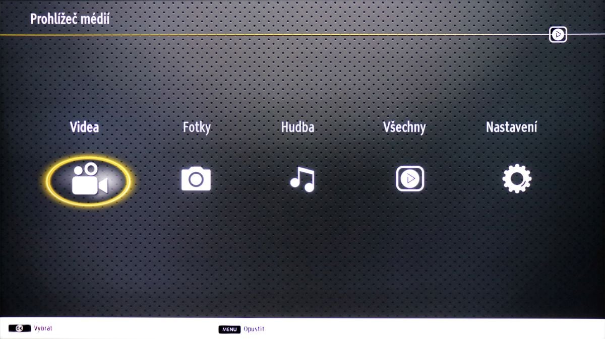 Multimédia po povolení příslušené volby nabízejí přehrávání „na jeden zátah“. Upravit jde i velikost externích titulků u videa.