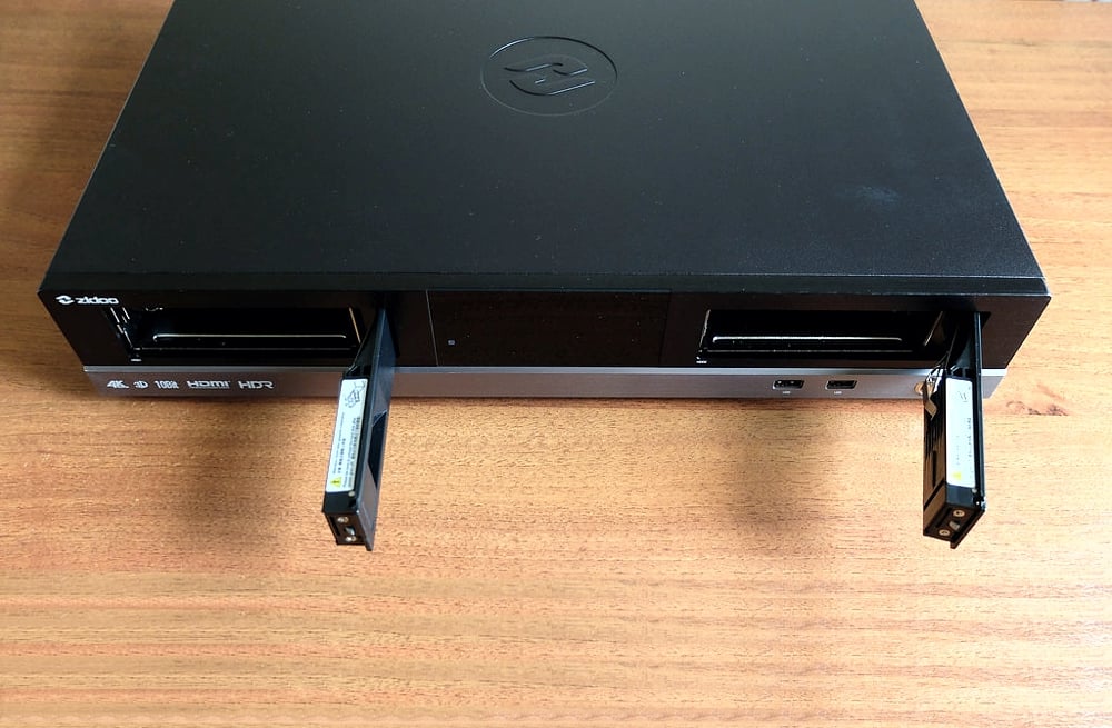 Zidoo X20 Pro - Bližší pohled na přední panel a dálkový ovladač