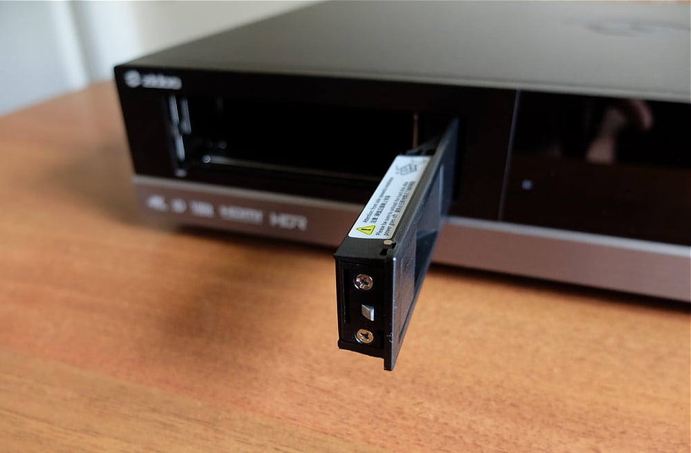 Zidoo X20 Pro - Bližší pohled na přední panel a dálkový ovladač