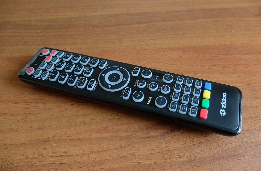 Zidoo X20 Pro - Bližší pohled na přední panel a dálkový ovladač
