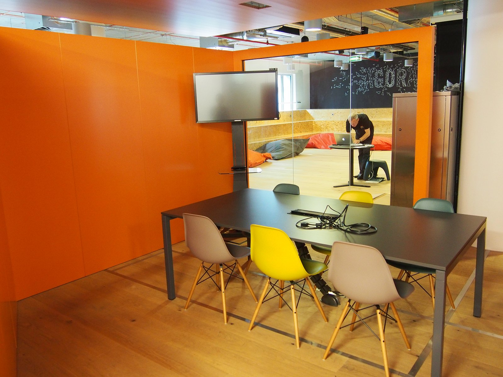 Zasedací místo. V průhledu agora