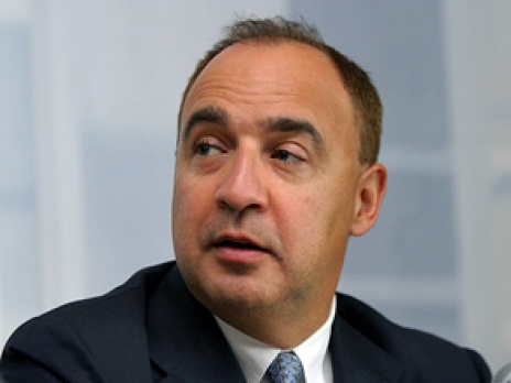 Narodil se v ukrajinské Oděse, ale v roce 1978 s rodiči emigroval do Spojených států. Společně s Viktorem Vekselbergem a Michajlem Fridmanem založil investiční firmu AAR venture. Jmění vydělali poté, co se jim podařilo v privatizaci ovládnout ruskou petrochemickou firmu TNK a v roce 2003 prodali 50 % podíl britské BP. V loňském roce společný podnik TNK-BP převzala státní firma Rosněfť. Obchod měl hodnotu 55 miliard dolarů. V roce 2011 koupil společnost Warner Music. Investoval také do hudebních serverů Deezer, Spotify a Beats Music. Loni vložil 400 milionů dolarů do německého inkubátoru Rocket Internet. Kmmersant mu připisuje aktiva v hodnotě 1,6 miliardy dolarů.