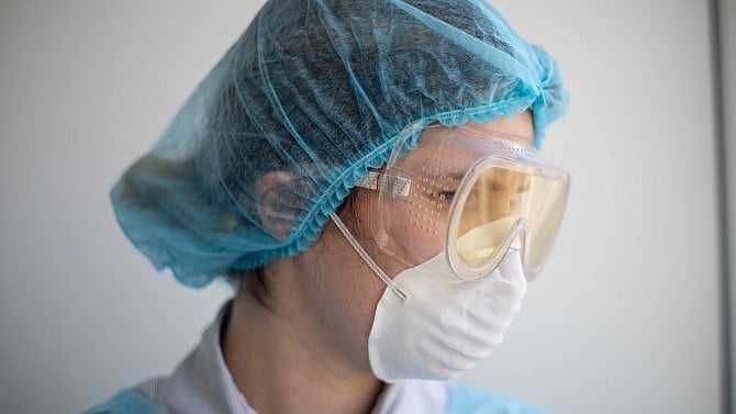 Zdravotník, lékař, medicína, pandemie, koronavirus, rouška