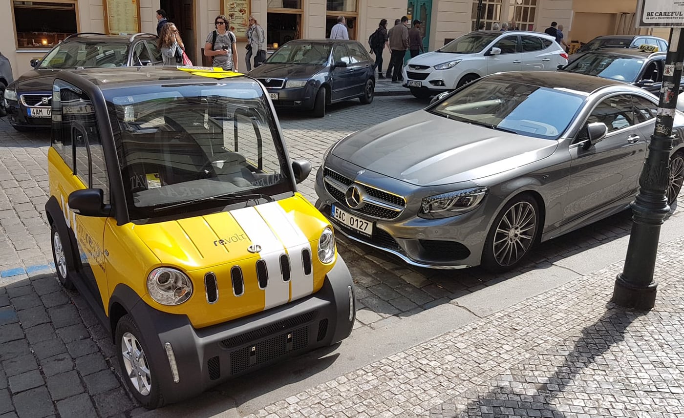 Zaparkovat můžete i kolmo k chodníku.