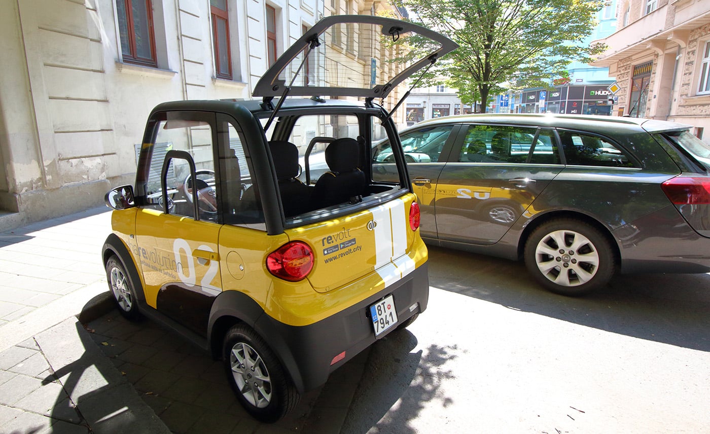 V elektrickém autíčku je místo pro dva lidi. Vůz má i malý zavazadlový prostor.