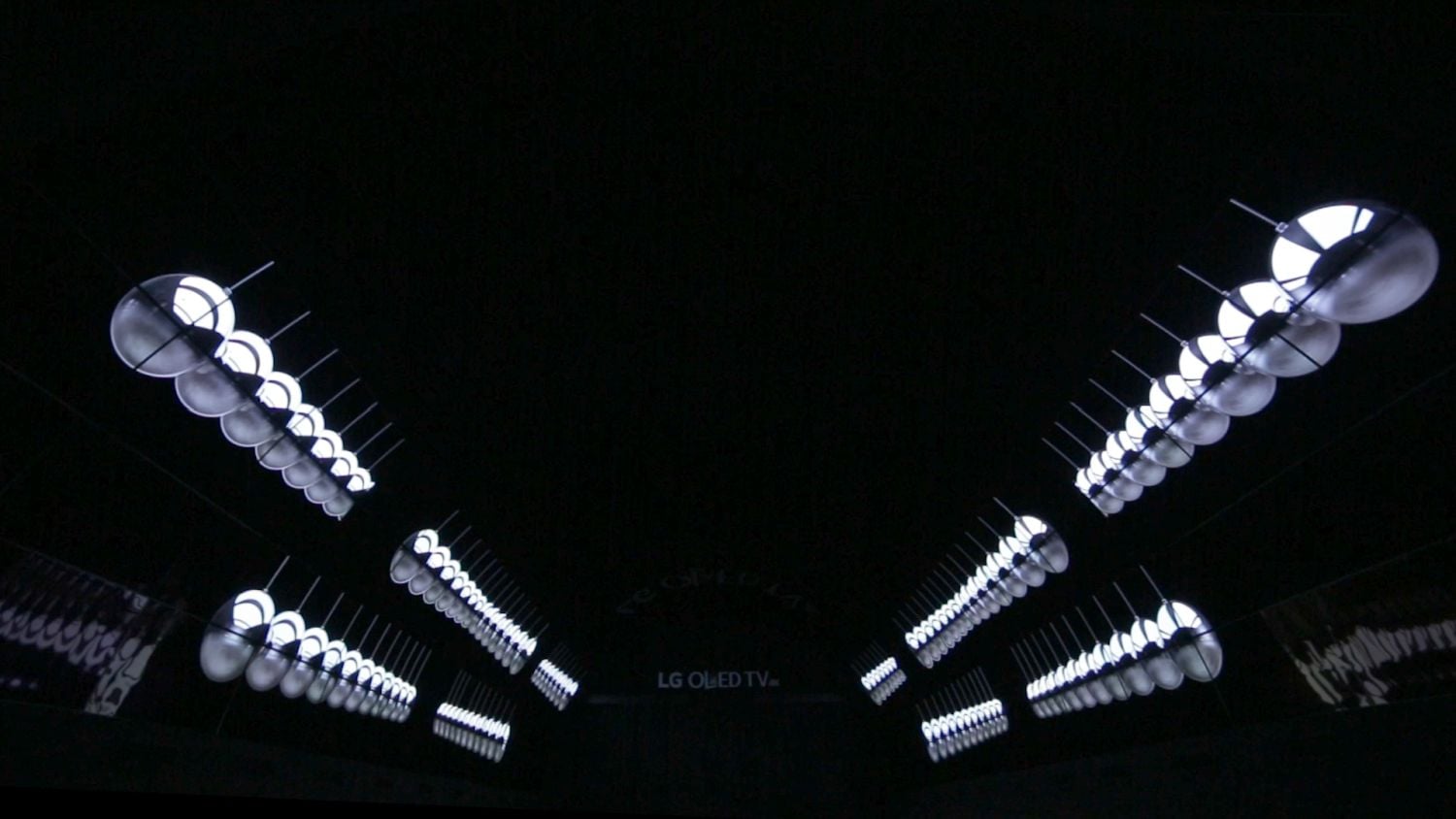 Tunel je složen z 216 zakřivených obrazovek OLED od LG.