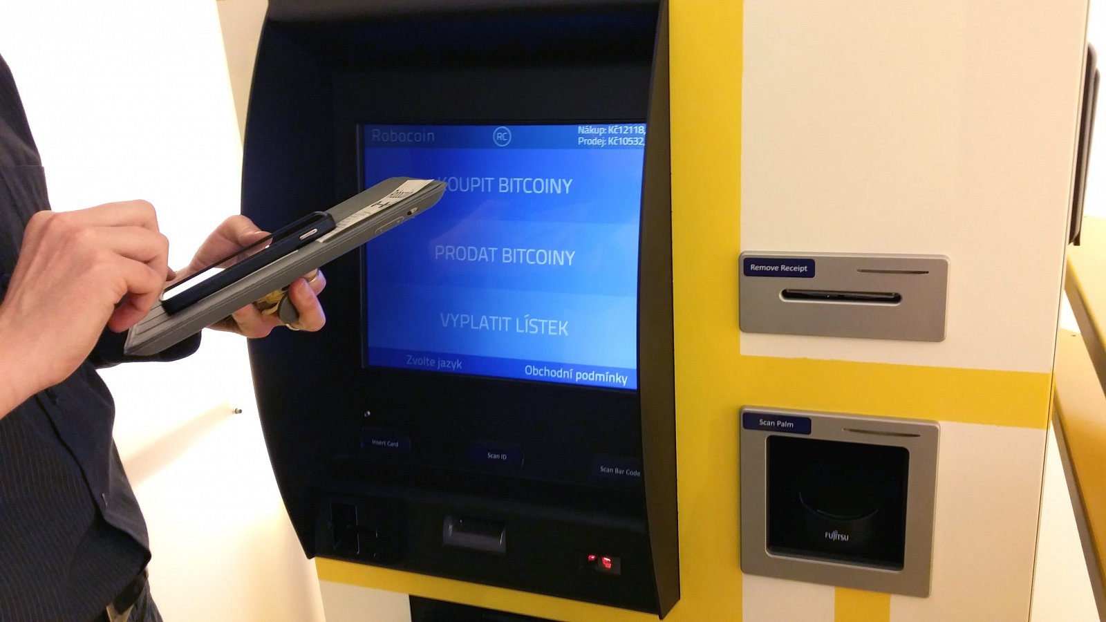 Tak to je on - pražský RoboCoin. Na první pohled od klasického bankomatu odlišuje snad jen větším počtem různých štěrbin. Jednorázový prodej či nákup bitcoinů tu můžete provést bez indentifikace do hodnoty 25 000 Kč.