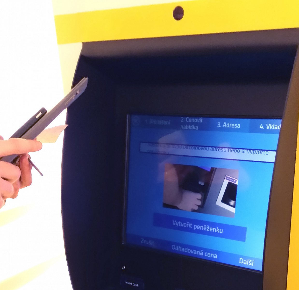 Pokud už máte svoji bitcoinovou peněženku, můžete QR kód s její adresou naskenovat do bankomatu - například z telefonu či tabletu. Pokud ne, můžete si ji vytvořit - bankomat vám v takovém případě vytiskne lístek s privátním klíčem, který byste rozhodně neměli vyhazovat :)