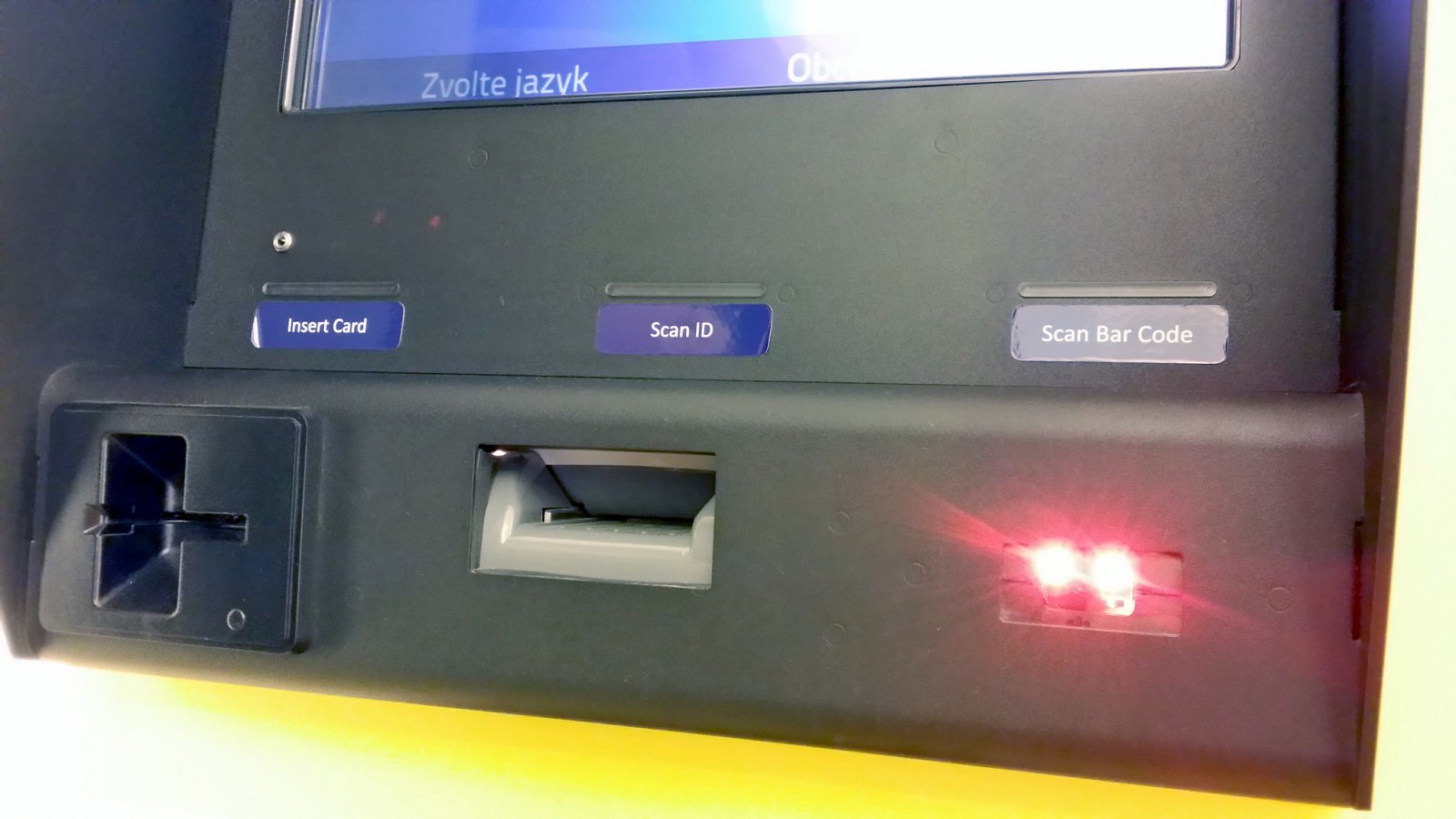Zleva: štěrbina pro zasunutí platební karty, vedle ní místo pro případné naskenování občanského průkazu - vyšší transakce totiž vyžadují identifikaci. Vpravo pak skenner QR kódů.