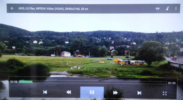 K mému překvapení mi televizor přehrál nejen Full HD záznam s kodekem HEVC, ale i nahrávku v Ultra HD (4K) s kodekem H.264. V případě HEVC si už ale 4K rozlišení na Full HD snížit nedokázal a vypsal hlášení, že dané rozlišení není podporováno.