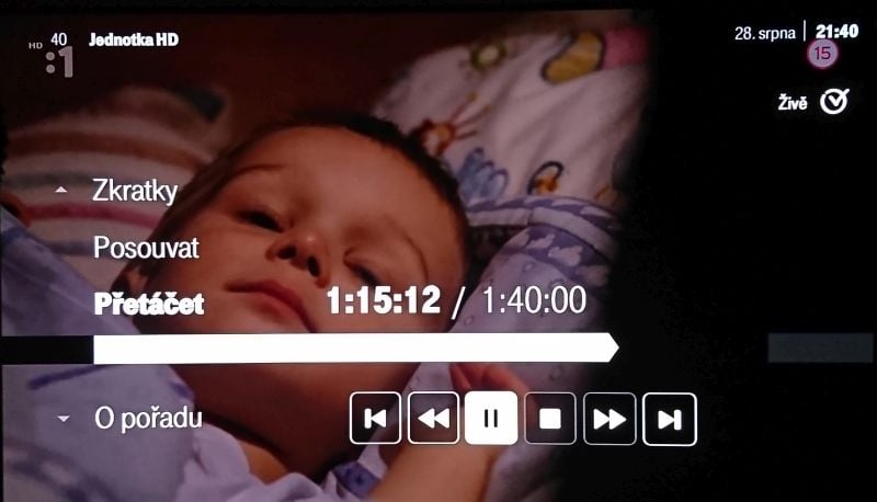 Tlačítko OK u vysílaného pořadu nabídne základní volby. Třeba i zpětné převíjení.