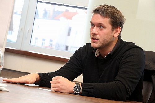 Při rozhovoru s mluvčím plzeňské televize Zak Viktorem Novým