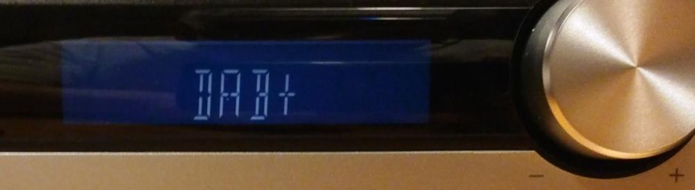 Tlačítko Display na DAB+ zobrazí mj. informaci o stanici, resp. skladbě, název multiplexu a frekvenci (rotují) a čas.