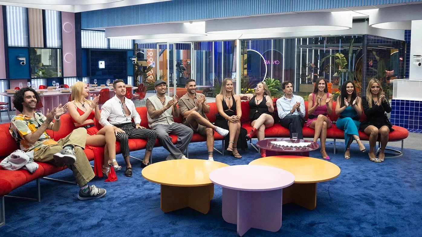 Českou verzi Big Brothera poprvé vyráběla televize Nova v roce 2005. Tento „otec všech reality show“ se přetahoval o miliony diváků s konkurenčním formátem VyVolení, který nasadila Prima. V roce 2023 Nova koupila licenci znovu a soutěžící poslala do vily v Bulharsku, kde usilovali především o pozornost diváků streamovací aplikace Voyo. Žádná velká hitparáda to nebyla. Ale ve Spojených státech se vysílá už 26. ročník, ve Španělsku devatenáctý, v Portugalsku byl letos desátý, v Itálii je osmnáctá řada a podobně.