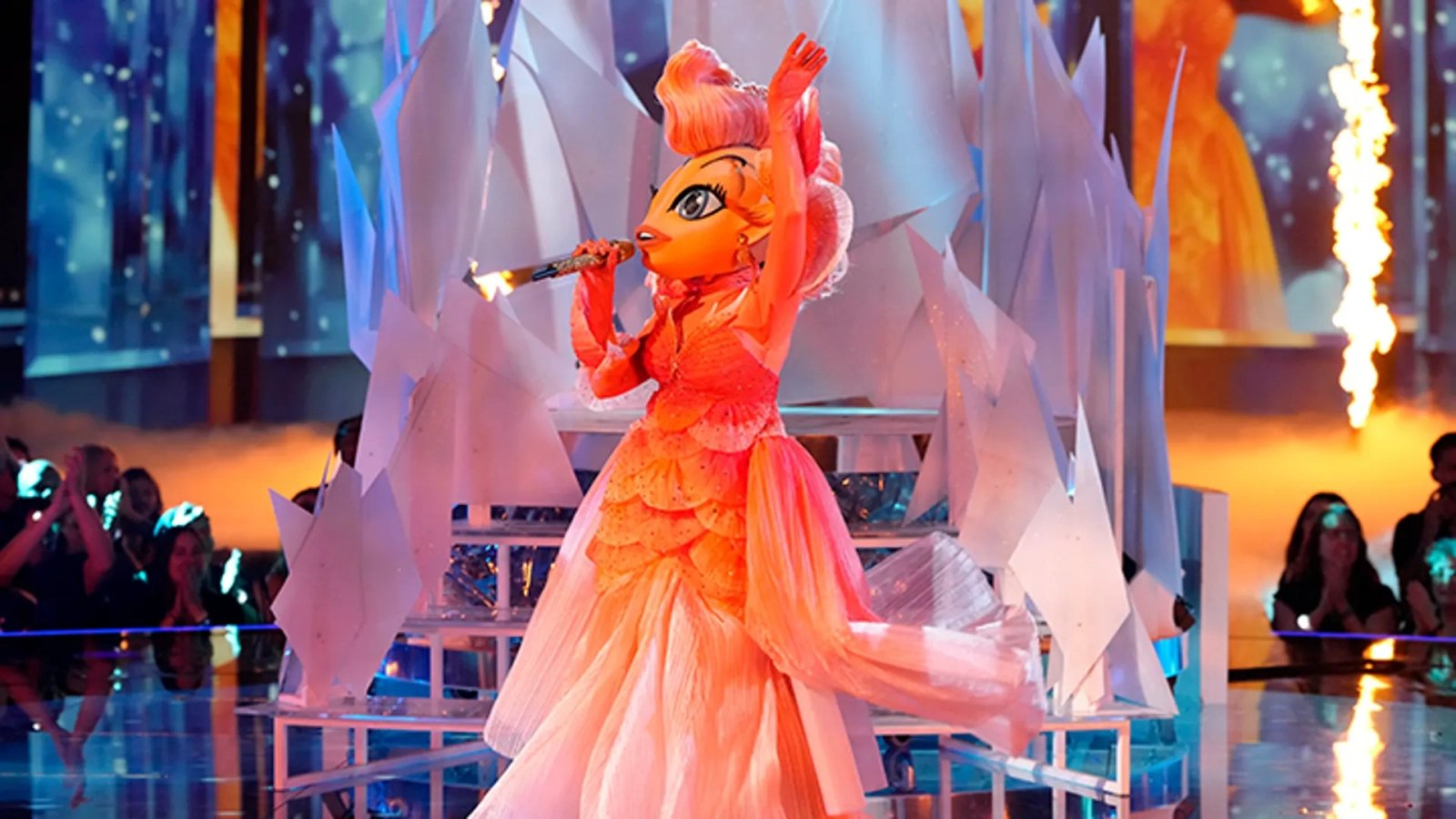 Soutěž zpívajících celebrit v ujetých kostýmech vymysleli v Jižní Koreji a mezinárodně se prodává pod názvem Masked Singer. V roce 2020 uvedly společnou česko-slovenskou verzi stanice Prima a Joj. Nákladné natáčení Zlaté masky probíhalo v Maďarsku. Tento typ zábavy ale diváci neocenili, sledovanost zamířila strmě dolů a další ročníky už nevznikly. Ve Finsku dávají šestou sérii, v Litvě se očekává pátá, v Belgii začne čtvrtá, pořadu se daří také v Kanadě a setrvalý zájem je samozřejmě také v Jižní Koreji.