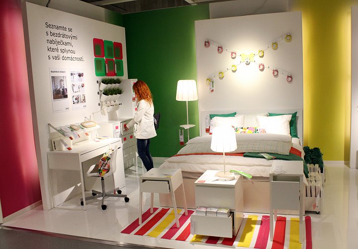 IKEA na pražském Zličíně věnovala bezdrátovému nabíjení jednu malou ložnicovou expozici.