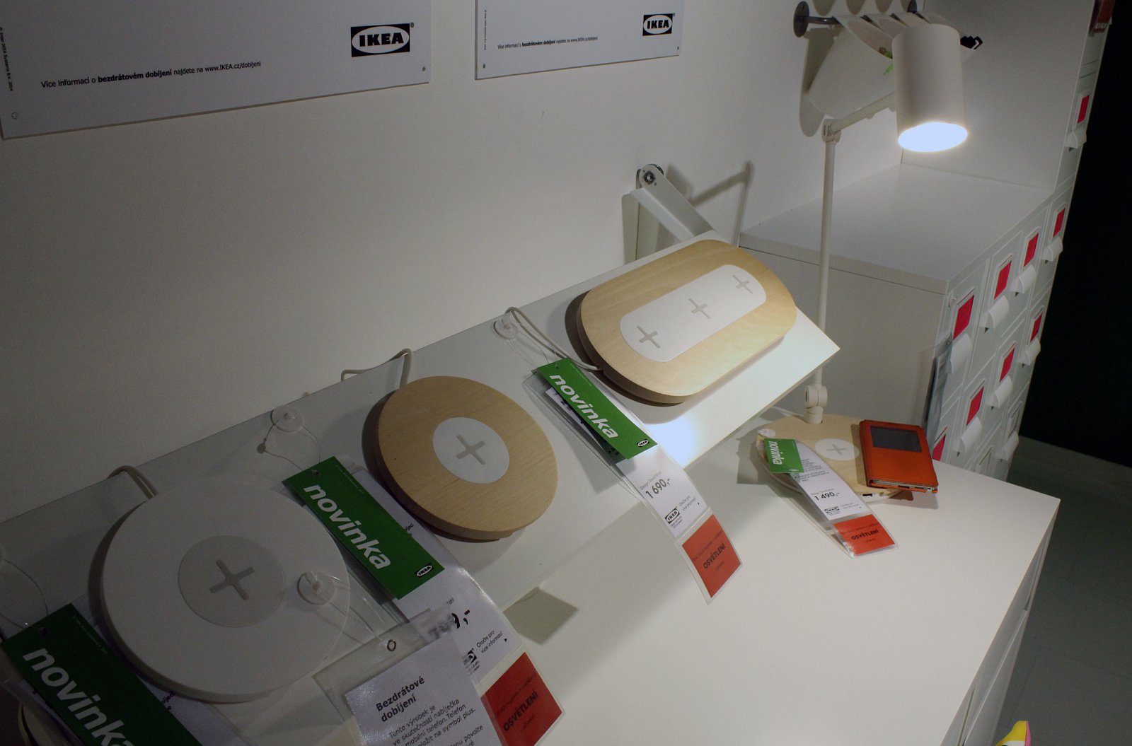 Nábytek s bezdrátovým nabíjením Qi z IKEA