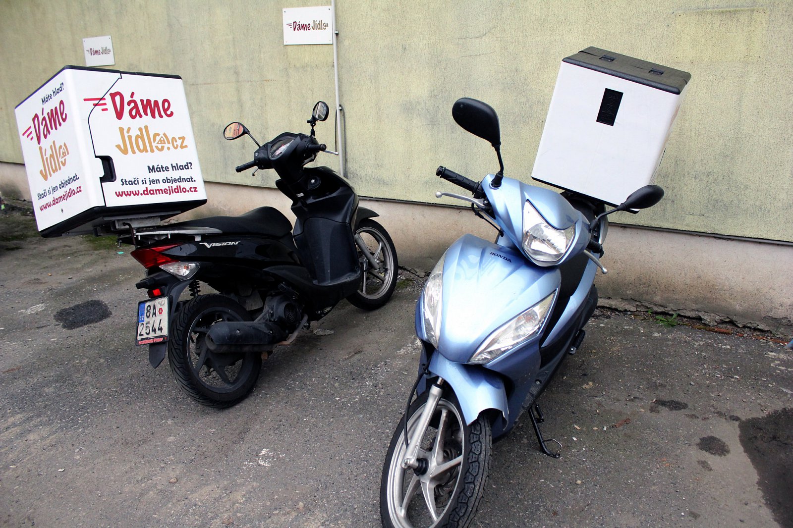Kdybychom neměli vlastní kurýry, rozváželi bychom dnes asi jen pizzu a v Praze navíc sushi, jinak bychom neměli skoro nic jiného, vysvětluje šéf služby Lukáš Uhl, proč DameJidlo.cz v listopadu 2012 odstartovalo s vlastní logistikou.
