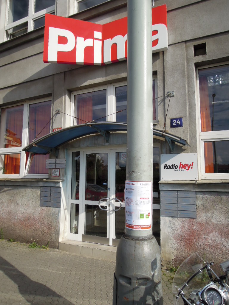 Kontroverzní plakát před sídlem FTV Primy