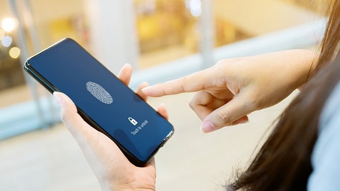 bezpečnost - přihlášení - biometrika - otisk prstu - mobil