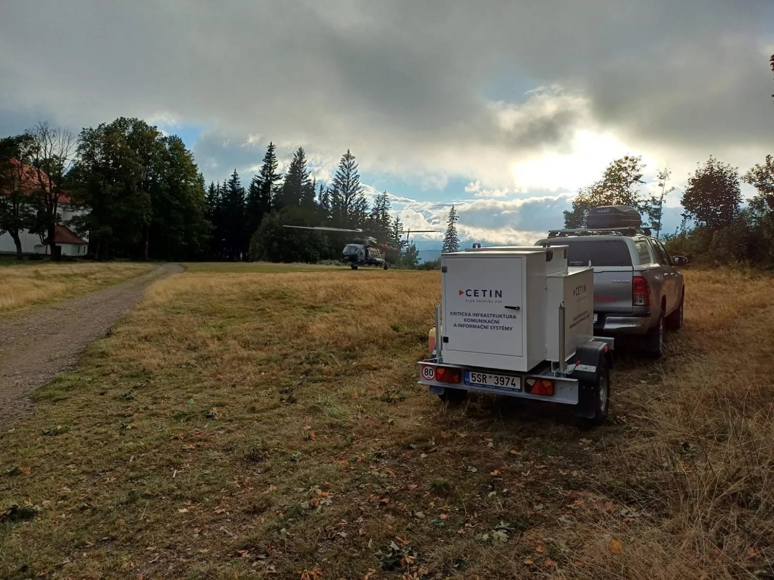 Technici CETINu jedou nakládat palivo do vrtulníku.