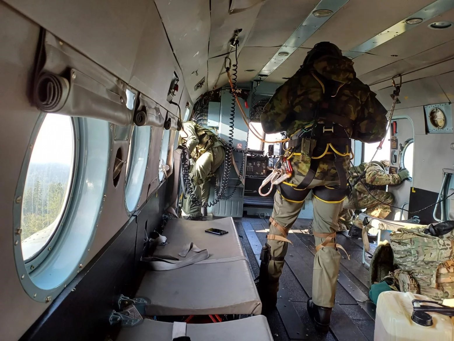 S poskytnutím vrtulníku operátorům pomohl Hasičský záchranný sbor a Armáda. Díky nim se dostala nafta na nejpotřebnější lokality.