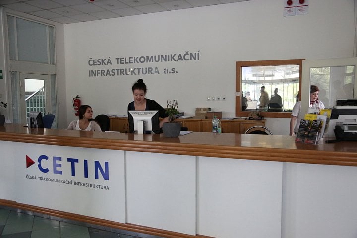 Celkem 72 tisíc čtverečních metrů. To je užitná plocha Ústřední telekomunikační budovy CETINu na pražské Olšanské ulici. Pro firmu, která se nedávno vydělila z O2, je příliš obří a chystá se ji opustit. Ještě předtím jsme se do nekonečných chodeb, kde se ztratí i přes 1100 zaměstnanců CETINu, vydali na malou exkurzi.