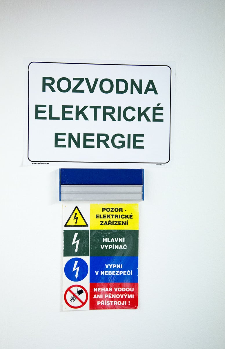 Míříme rovnou do technologické části. Začínáme v NN rozvodně elektrické energie.