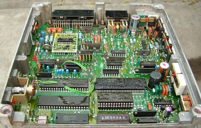 LH-Jetronics ECU vyráběná licenčně v polovině 80. let japonskou společností JECS. Je osazena klonem procesoru Motorola 6800 a 16kB ROM v podobě samostatných čipů (nikoliv jednočipového mikrokontroléru).