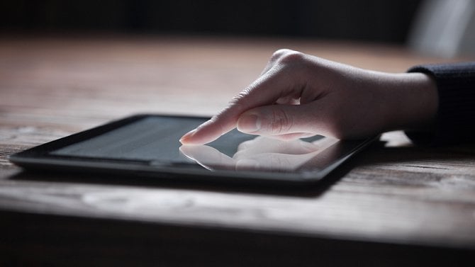 Tablet - ruka - iPad