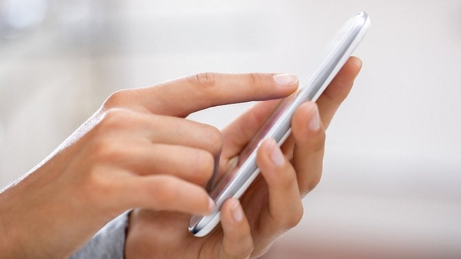 Mobilní telefon - smartphone - ruce