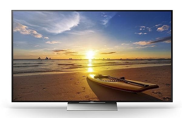 Sony KD-65XD93 má úhlopříčku 165 cm a v této verzi přijde na 97.199 Kč, ve verzi s 55 palci, tedy 140 cm, na 69.399 Kč. V obou případech pracuje s aktivním 3D.