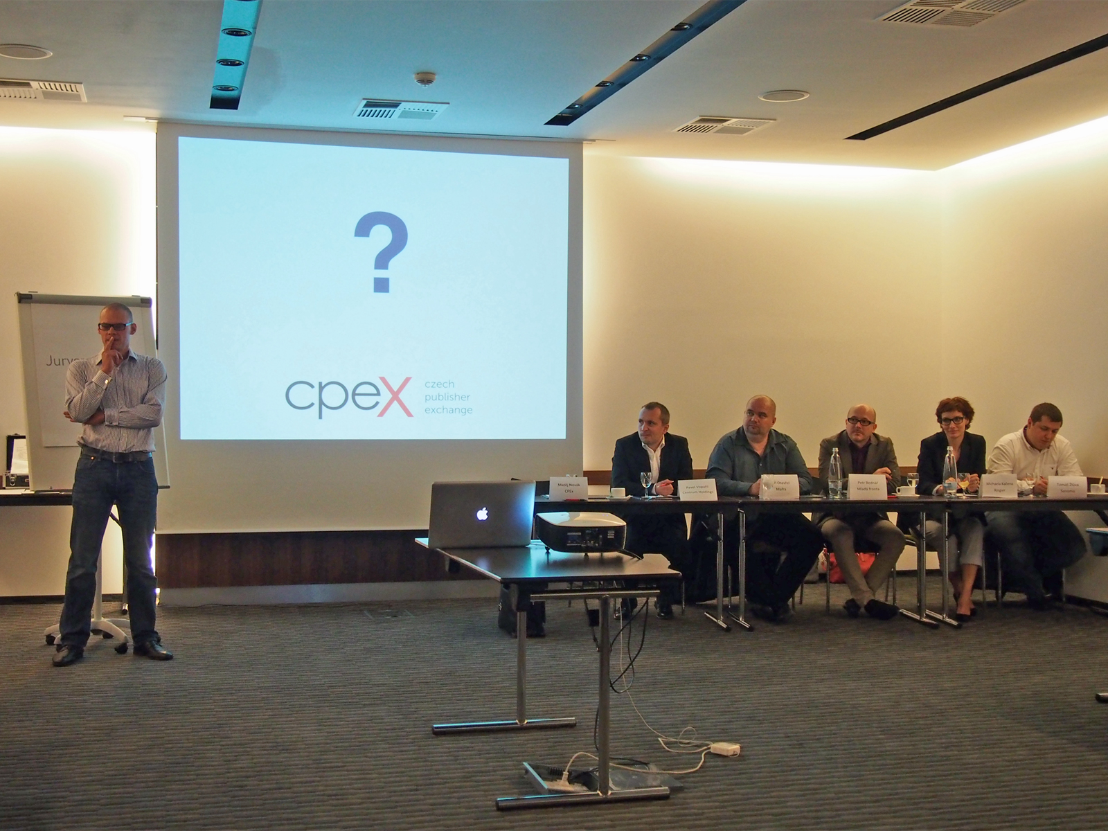 Na tiskové konferenci: vlevo ředitel CPEx Matěj Novák z Centra, vpravo zástupci vydavatelství