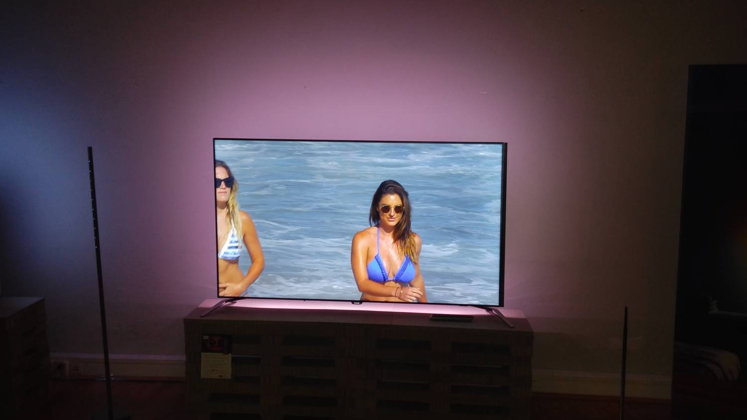 Nesledujte půvabné vnady, jde o Ambilight a také o stojany vlevo a vpravo. Vlevo vidíte odpojenou zvukovou lištu, vpravo stojan připravený k jejímu našroubování.