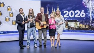 Silvestrovské Televizní noviny 2025 - Rey Koranteng, Martin Dejdar (Ozzák), Tomáš Matonoha (Tomi Paci), Dana Batulková (Marcelka) a Lucie Borhyová