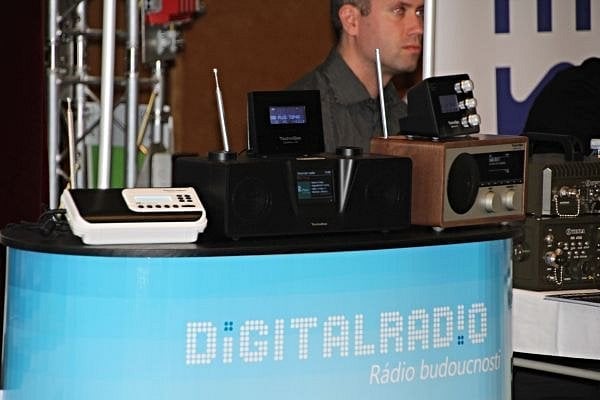 Přístroje DAB na konferenci Radiokomunikace 2015.
