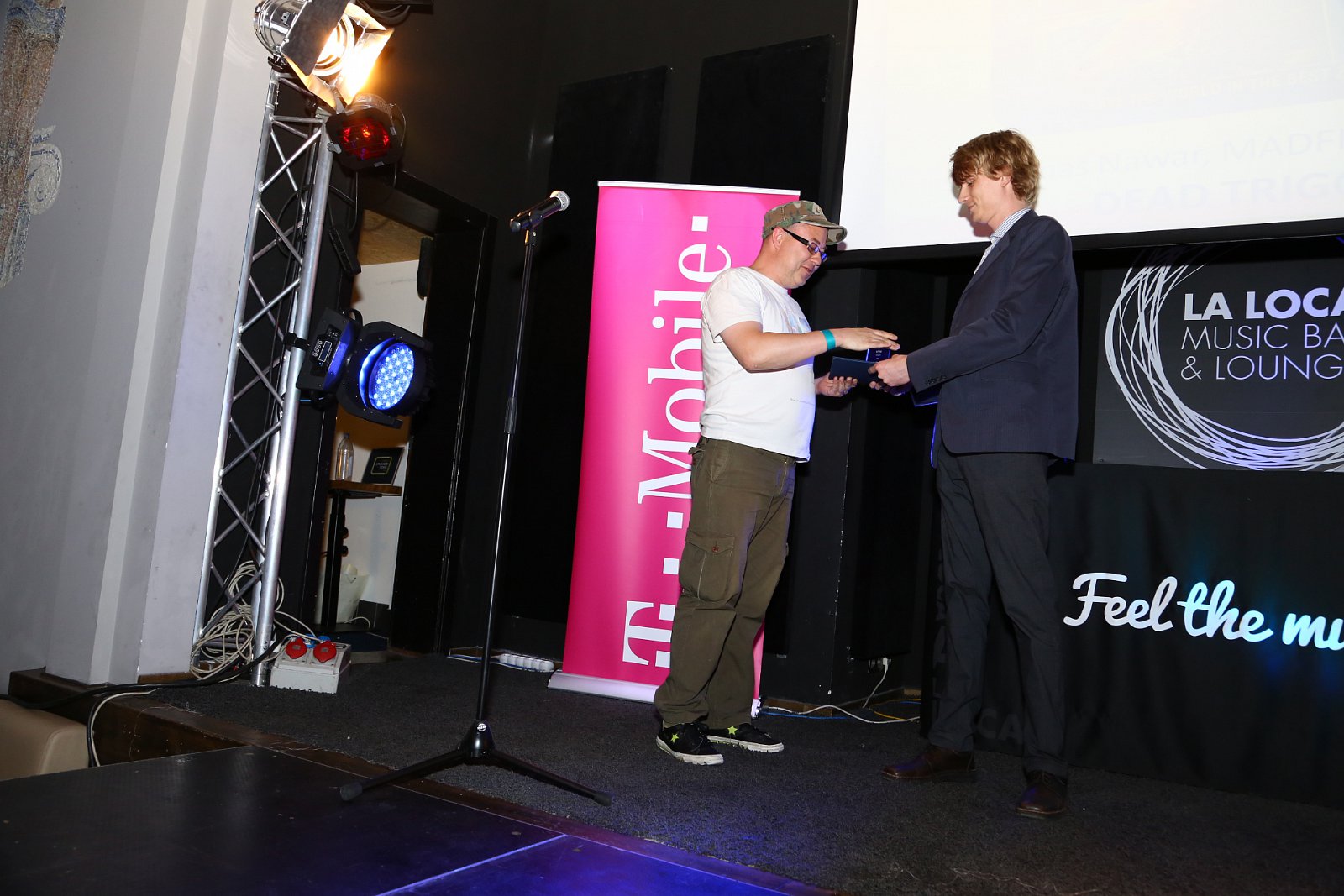 Tomáš Nawar z vývojářského studia Madfinger Games přebírá ocenění.