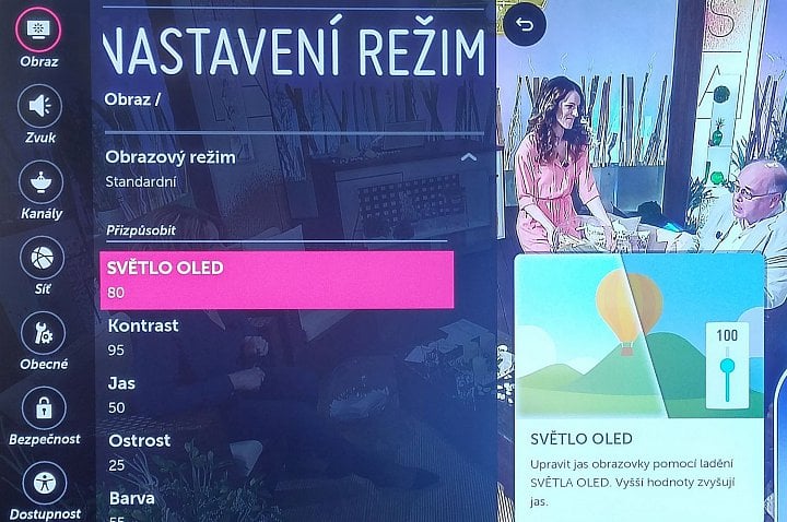 Obrazovka OLED nemá žádné podsvícení jako LCD a ani ho nepotřebuje, protože produkuje vlastní světlo. To co vidíte, je právě jeho úprava.
