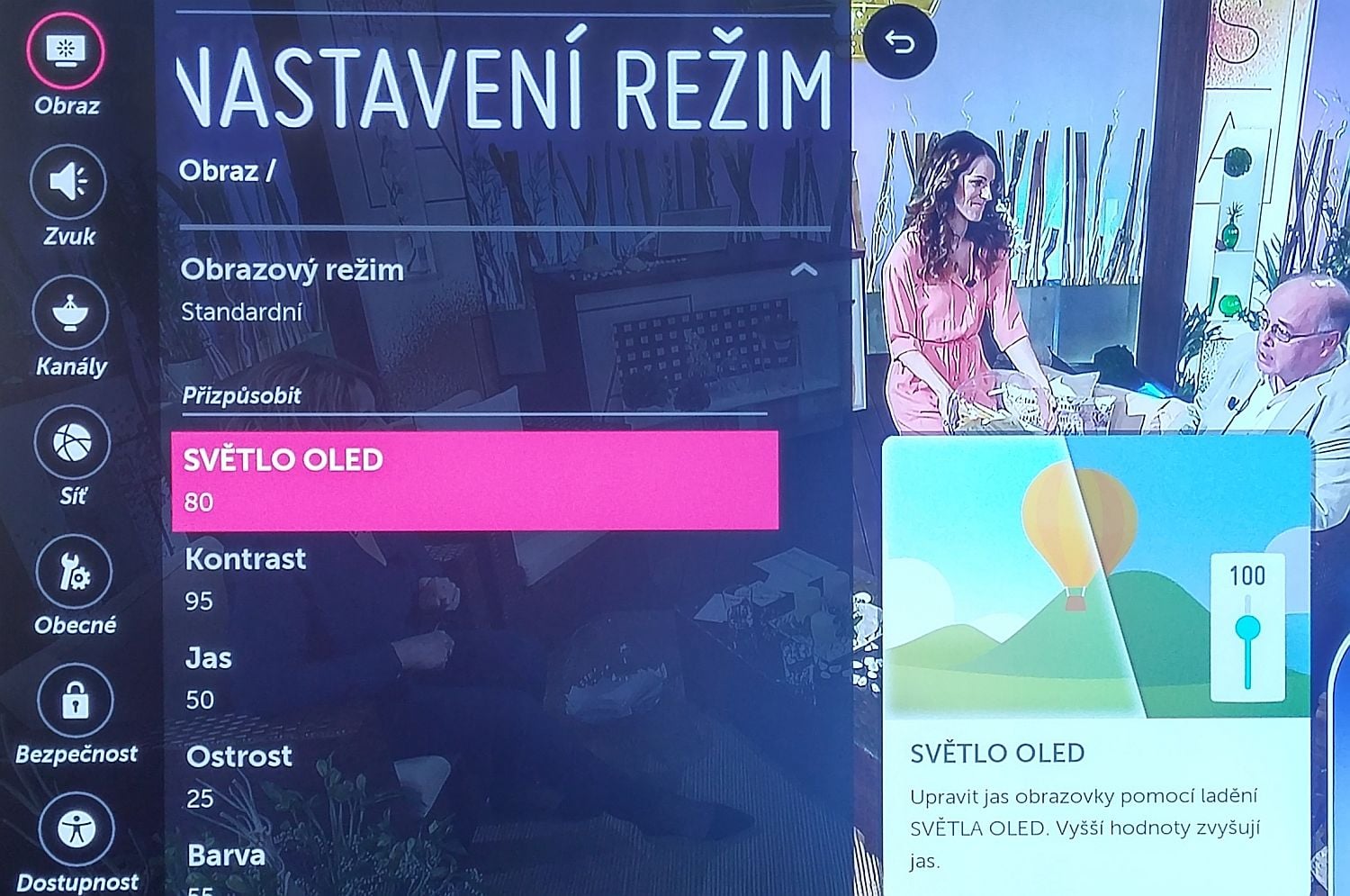 Obrazovka OLED nemá žádné podsvícení jako LCD a ani ho nepotřebuje, protože produkuje vlastní světlo. To co vidíte, je právě jeho úprava.